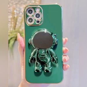 NWT iPhone 13ProMax Case w/Astronaut Design Phone Grip in Forest Green